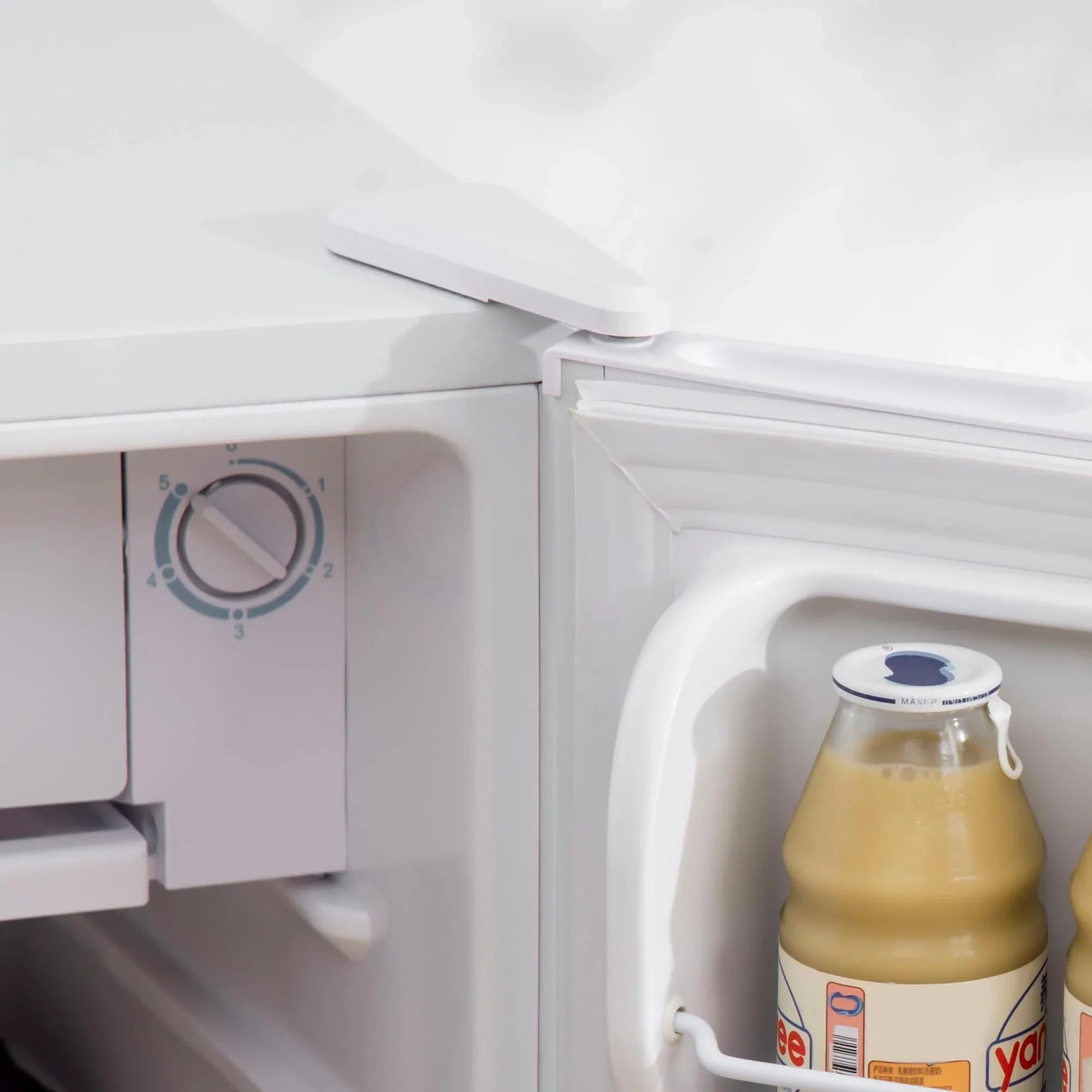 3.2 Cu.Ft Mini-Kühlschrank mit Gefrierfach, eintüriger Kompaktkühlschrank mit einstellbarem Thermostat für das Schlafzimmer