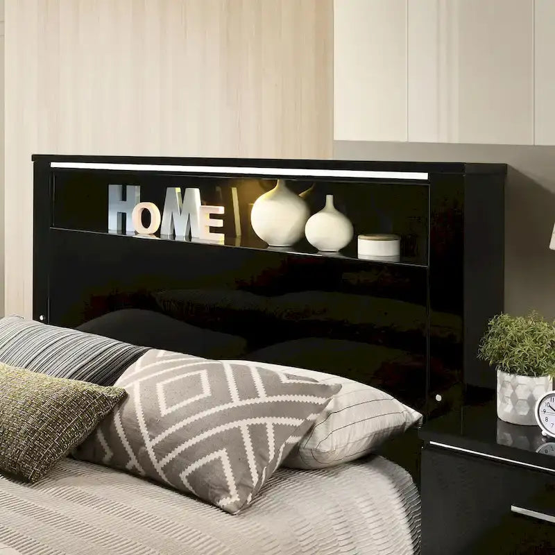 Lofa Modernes Bett mit schwarzen Holzpaneelen und LED-Beleuchtung