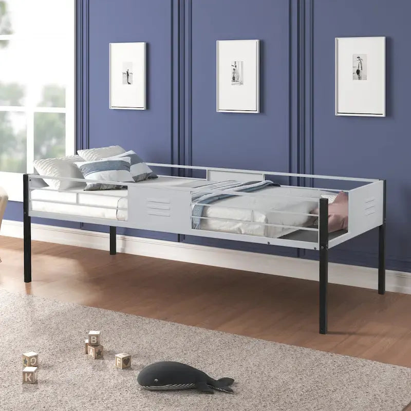 Dreifach-Etagenbett mit Belüftungsplatte/ stabiler Metallrahmen/ geräuschfreie Holzlattenroste/ in drei Betten teilbar/ kein Boxspring erforderlich
