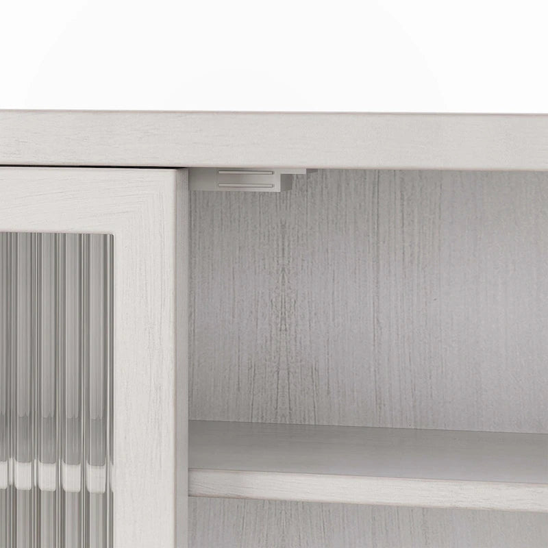 Glass-Wandschrank mit drei Ablagefächern