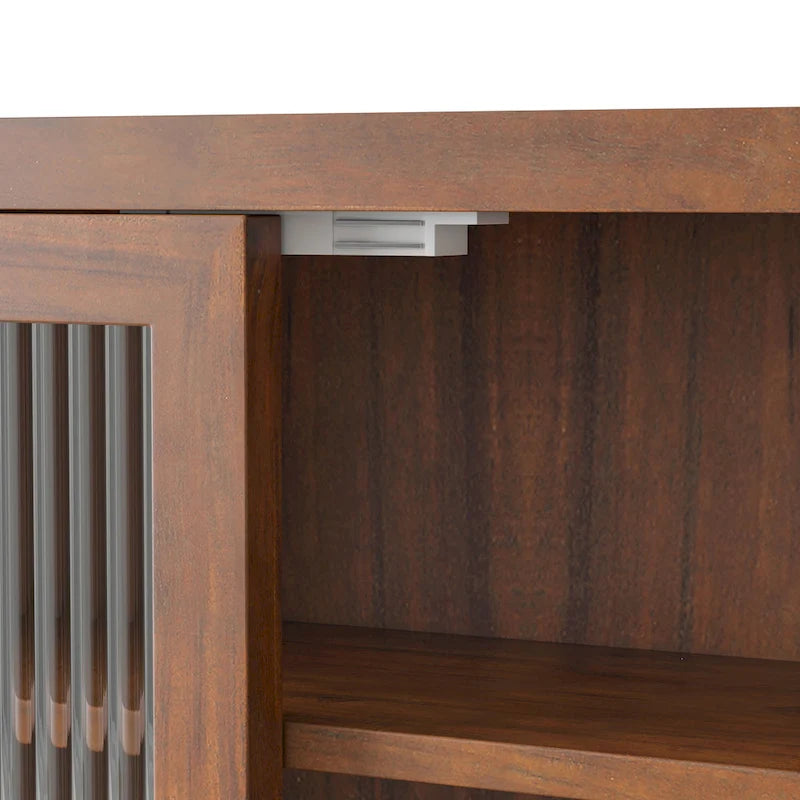 Glass-Wandschrank mit drei Ablagefächern