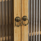 Glass-Wandschrank mit drei Ablagefächern