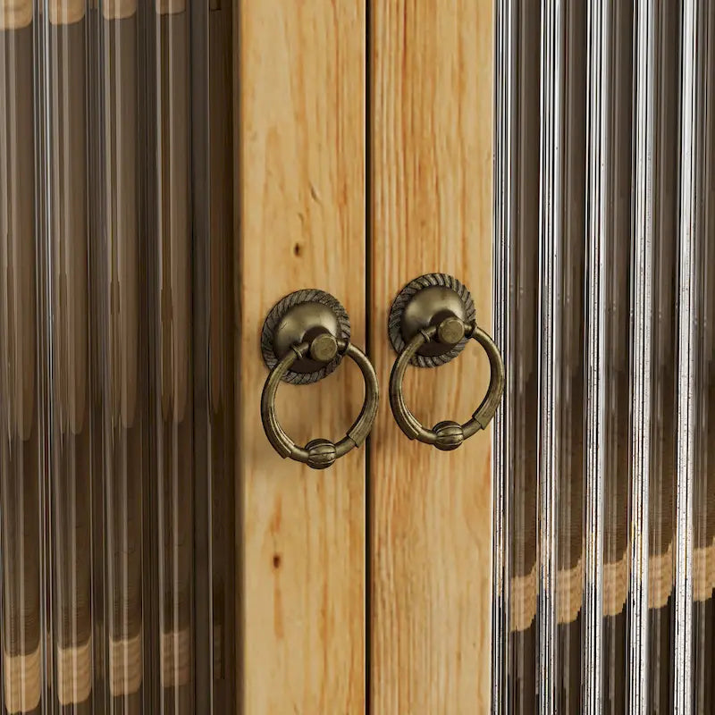 Glass-Wandschrank mit drei Ablagefächern